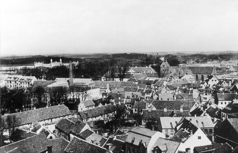 Udsigt fra RdhustaÌrnet i baggrund gamle banegaÌrd 1890_6945.jpg