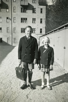Gentofte 1938 Pale og Lene Bruhn første skoledag for Lene 2. klasse for Palle a4779-1.jpg
