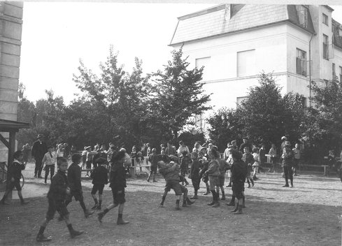 Gentofte Plockross Skole ca 1910 Frikvarter i skolegården a6131-1.jpg