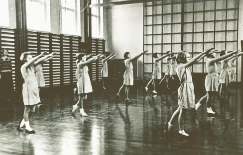 Gentofte, Dyssegårdsskolen ca 1935. Piger gør gymnastik a2333.jpg