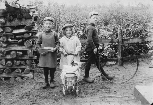 BÃ¸rn med LegetÃ¸j 1910_849.jpg
